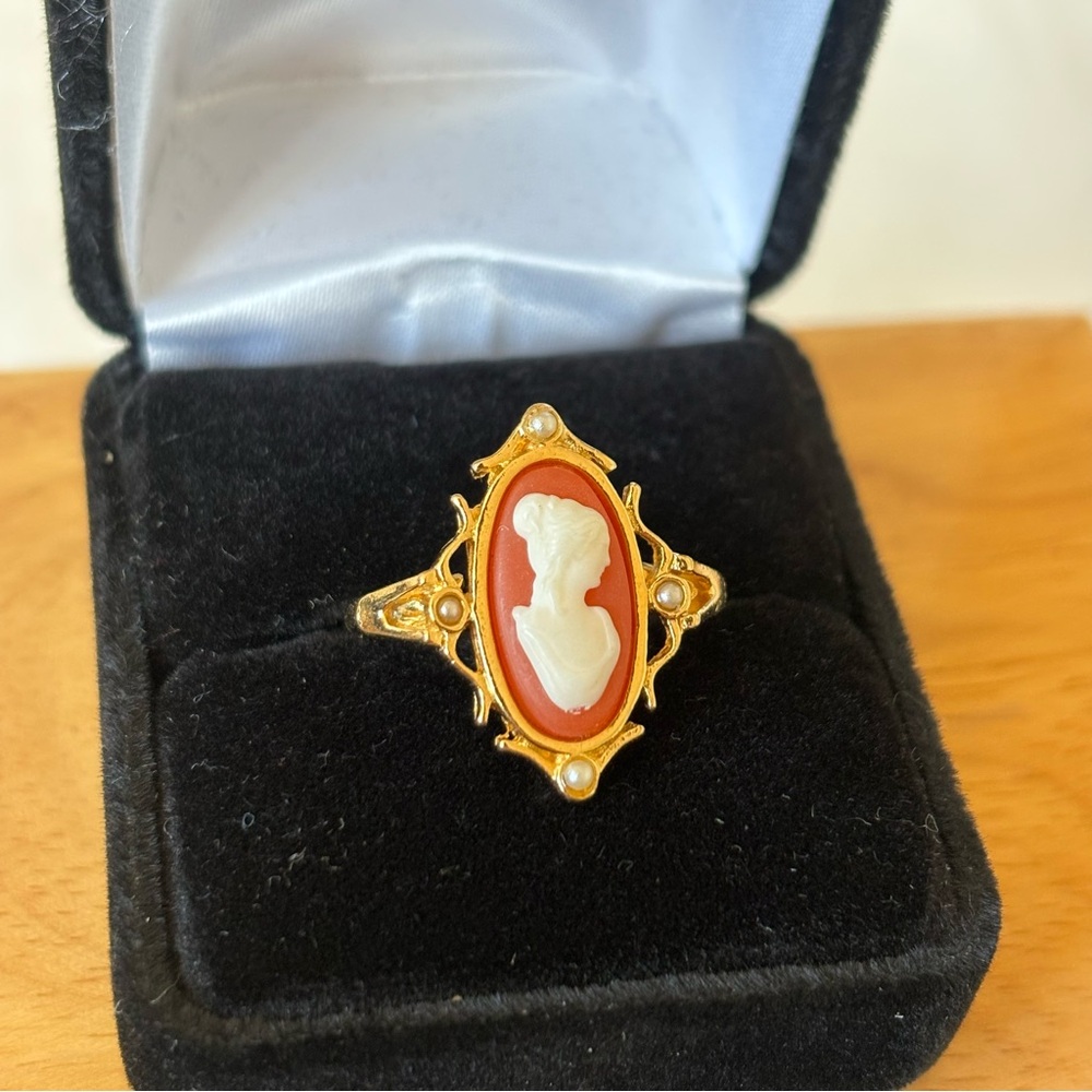 Vintage Avon Cameo Ring Woman Romantic Victorian Style Size 5